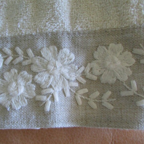 NWOT Tea Towels with Embroidered Accent Set of Two - Picture 4 of 5